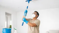 Cara membersihkan plafon berjamur dengan aman agar tidak cepat muncul lagi
