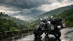 Tips touring motor akhir tahun agar aman dan nyaman saat musim hujan