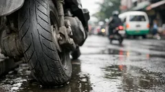 4 tanda ban motor harus segera diganti sebelum licin di jalan basah