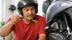 Jangan asal penuh, ini bahaya oli mesin motor di atas batas maksimum
